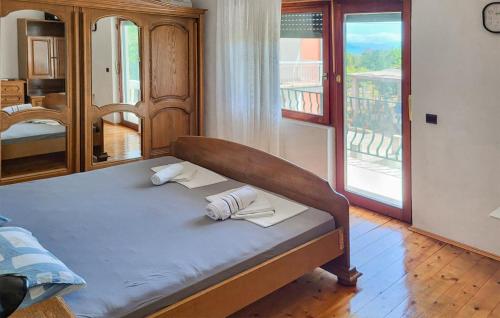 Postel nebo postele na pokoji v ubytování 3 Bedroom Amazing Apartment In Trogir