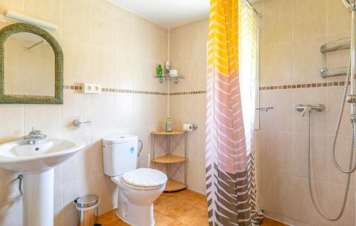e bagno con servizi igienici, lavandino e doccia. di Amazing Home In Alcala La Real With Wi-fi ad Alcalá la Real