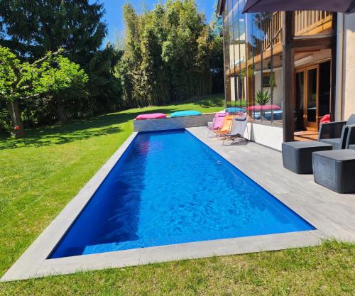 une piscine dans l'arrière-cour d'une maison dans l'établissement VILLA 