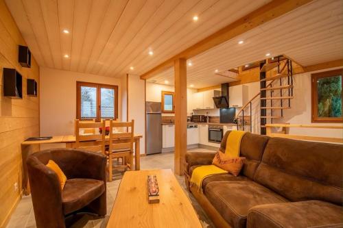 un salon avec un canapé et une table dans l'établissement Le Chalet Lovecy - Vue sur les montagnes 4/5 pers, à Bernex