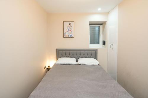 1 dormitorio pequeño con 1 cama con paredes blancas en Tranquil Trio Bedrooms, en Londres