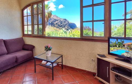 TanqueにあるFinca Del Cancelのソファとテーブル、テレビのあるリビングルーム