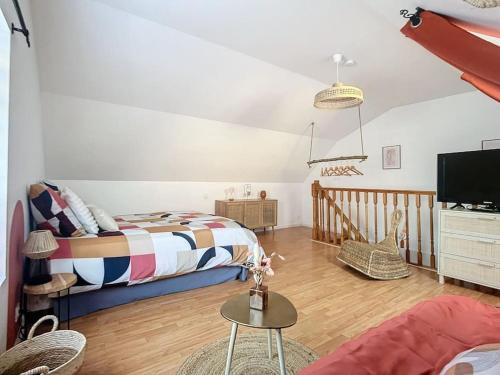 Televisyen dan/atau pusat hiburan di Maison cosy dans un quartier calme