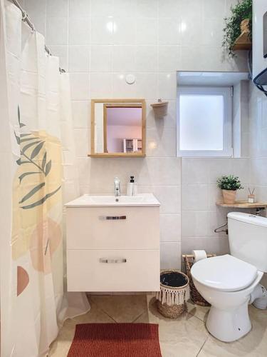 Bilik mandi di Maison cosy dans un quartier calme