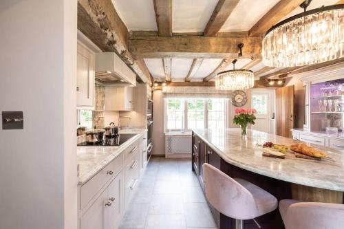O bucătărie sau chicinetă la Charming 500-Year-Old Farmhouse - Modern Comforts