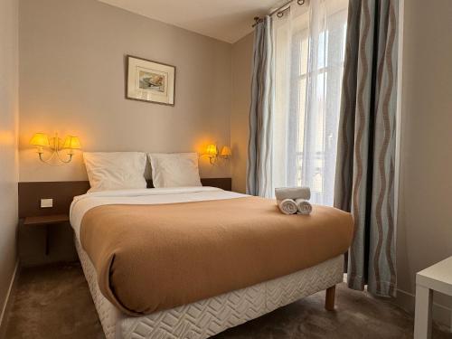 Postel nebo postele na pokoji v ubytování HÔTEL PARIS VÉSINET- Logis Hôtel Restaurant