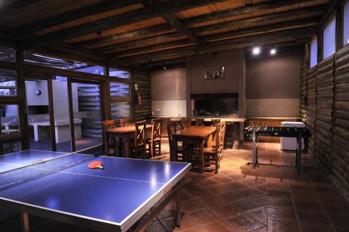 Stolní tenis v ubytování Mar Azul Suites Apart Boutique nebo okolí