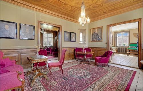 Χώρος καθιστικού στο Cozy Apartment In Humble With Wifi