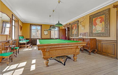 Τραπέζι μπιλιάρδου στο Cozy Apartment In Humble With Wifi
