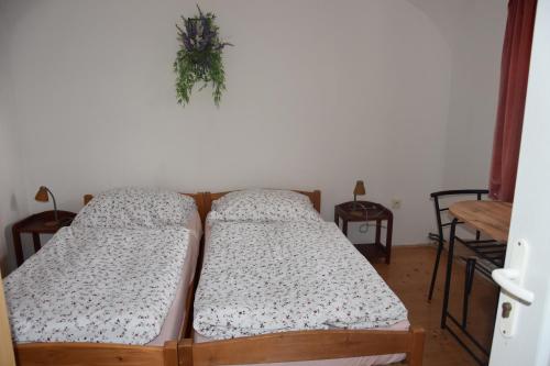 Una cama o camas en una habitación de Chalupa u Soňi