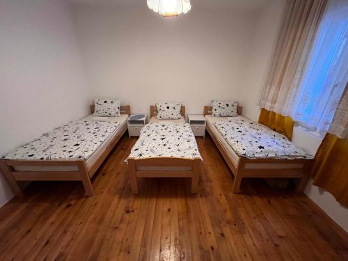 2 camas en una habitación con suelo de madera en Apartment Relax, en Stolac