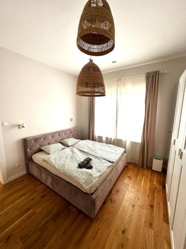 1 dormitorio con 1 cama y 2 luces colgantes en Green Home, en Tarnowskie Góry