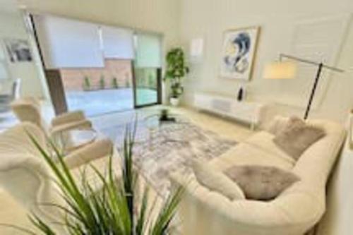 sala de estar con 2 sillas y mesa en Spacious 4BR/4BA Home in Irvine en Irvine
