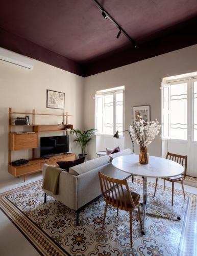 - un salon avec un canapé et une table dans l'établissement Birgu No 25 apartment 3, à Il-Birgu