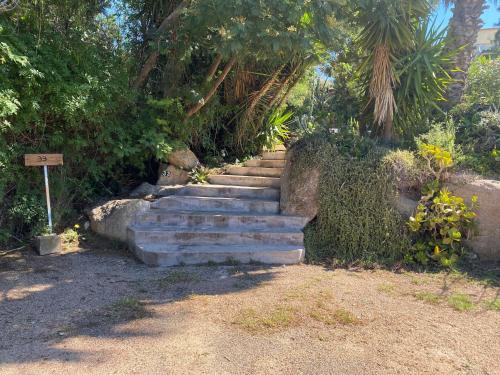 un ensemble de marches en pierre menant à une maison dans l'établissement Mini villa SANTA GIULIA, à Porto-Vecchio