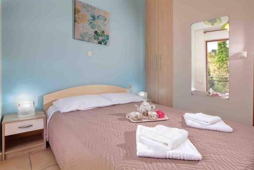 Кровать или кровати в номере VALENA COZY MAISONETTE (15 min-ELAFONISI BEACH)