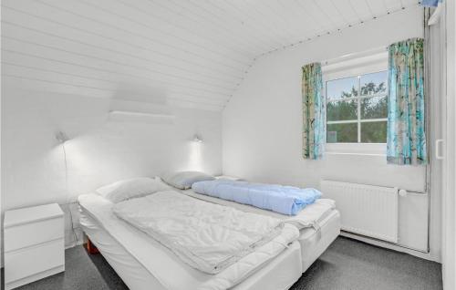 ØhuseにあるLovely Home In Ulfborg With Wifiの白いベッドルーム(ベッド1台、窓付)