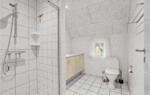 ØhuseにあるLovely Home In Ulfborg With Wifiの白いバスルーム(シャワー、トイレ付)