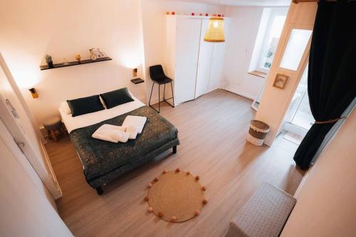 un salon avec un lit et un canapé dans l'établissement Le Chaleureux • Lumineux • Stationnement Facile, à Déols