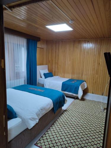 a room with two beds in a boat at Karagoz Apart Pansiyon in Uzungol