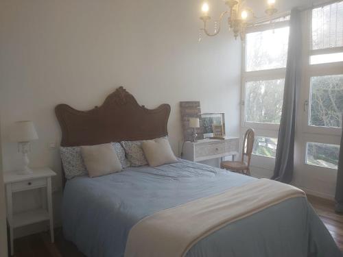 1 dormitorio con 1 cama grande con almohadas en Buhardilla en el Cantón, en Ferrol
