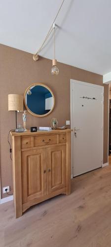 Zimmer mit Holzkommode und Spiegel in der Unterkunft Centre du Val André - appart en rez de jardin avec terrasse et jardinet - plage à 150 m in Pléneuf-Val-André