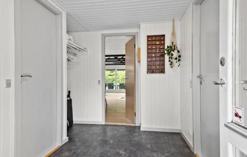 a hallway with white walls and a door to a room at Gorgeous Home In Ans By With Wifi in Roe
