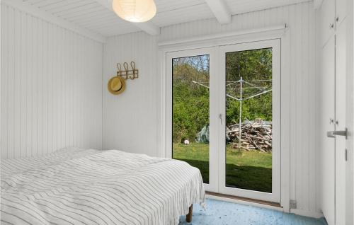 1 dormitorio con cama y ventana grande en 3 Bedroom Cozy Home In Nykbing Sj, en Nyrup