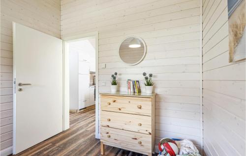 um quarto com uma cómoda de madeira e um espelho em Beautiful Home In Krems Ii-warderbrck With Kitchen em Göls