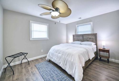 ein Schlafzimmer mit einem Bett und einem Deckenventilator in der Unterkunft Mystic Island waterfront oasis in Little Egg Harbor Township