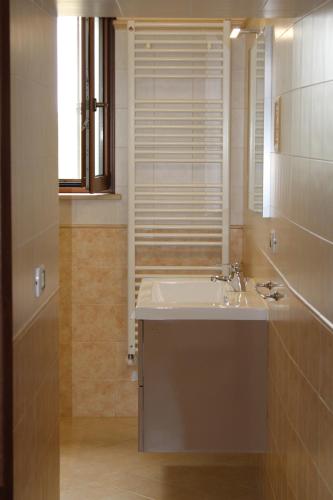 een badkamer met een wastafel en een spiegel bij La Cummersa all'ombra dell'Ulivo in Locorotondo