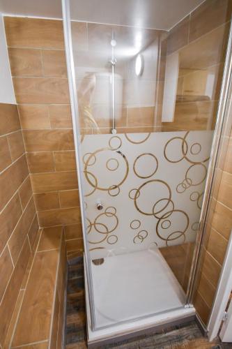 une douche avec un design sur le côté dans l'établissement La Canopé, à La Seyne-sur-Mer