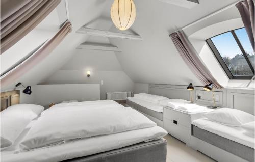 Ένα ή περισσότερα κρεβάτια σε δωμάτιο στο Awesome Apartment In Humble With Wifi