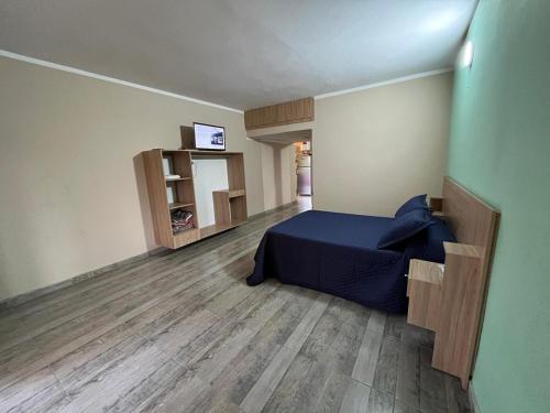 um quarto com uma cama e piso em madeira em Complejo Aloe Vera D em Villa Dolores