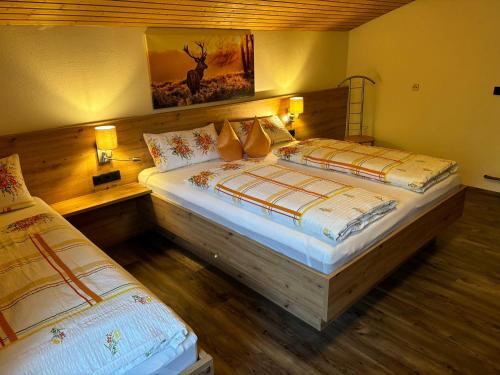 Una cama o camas en una habitación de Haus Kammerlander