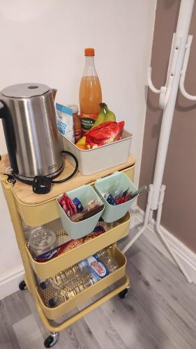 wózek kuchenny z jedzeniem i mikserem w obiekcie Flat 2, Close to all amenities Shared bathroom w Cardiff