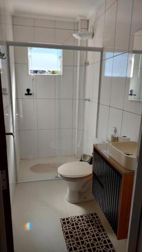 La salle de bains est pourvue d'une douche, de toilettes et d'un lavabo. dans l'établissement Apartamento belvedere do lago, à Serra Negra