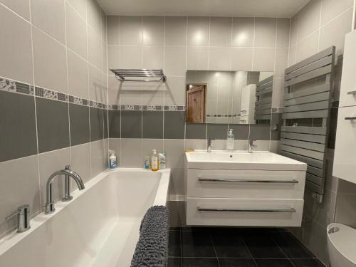 a bathroom with a white tub and a sink at Isola 2000 centre galerie 6 couchage 35m2 aux pieds des pistes in Isola 2000