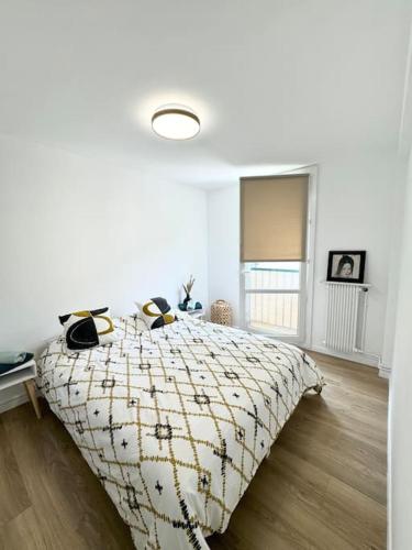 une chambre avec un lit avec une couette dessus dans l'établissement Appartement T3,T4, à Aubagne