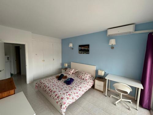 ein kleines Schlafzimmer mit einem Bett und einem Schreibtisch in der Unterkunft Mar del Sur Apartments Benalmádena in Benalmádena