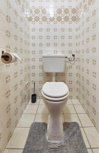 a bathroom with a white toilet in a room at Chalet Apartments Ferius inklusive Jokercard im Sommer in Saalbach Hinterglemm