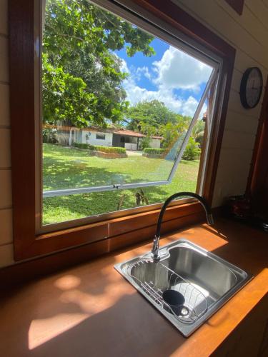 un fregadero frente a una ventana en Peixe Crew Manguinhos, en Búzios