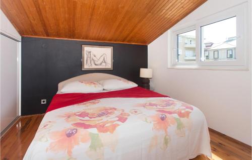 um quarto com uma cama com um cobertor vermelho e uma janela em Awesome Apartment In Podstrana With Wifi em Podstrana