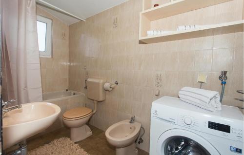 uma casa de banho com um lavatório e uma máquina de lavar roupa em Awesome Apartment In Podstrana With Wifi em Podstrana