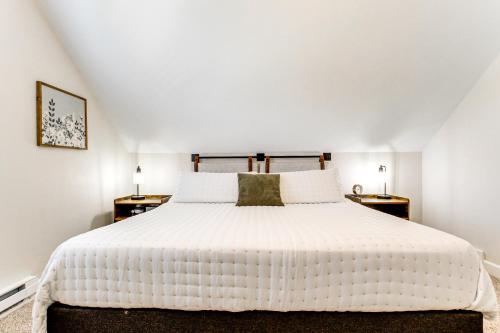 una camera con un letto bianco con due comodini di Charming Appleton Getaway about 3 Mi to Downtown! ad Appleton