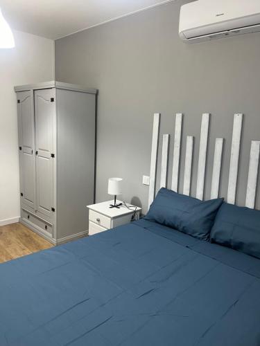 um quarto com uma cama azul e um armário branco em Apartamento exclusivo en Madrid em Madri