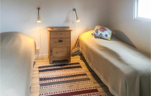 เตียงในห้องที่ 2 Bedroom Cozy Home In Vstervik