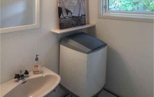 Kylpyhuone majoituspaikassa 2 Bedroom Cozy Home In Vstervik