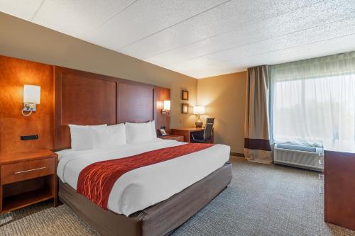 Una cama o camas en una habitación de Comfort Inn & Suites Aberdeen