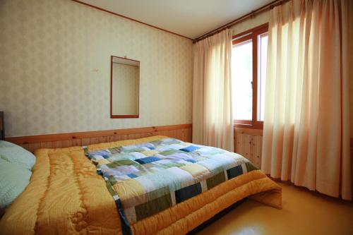 Кровать или кровати в номере Pyeongchang Hyundai Sweet Village